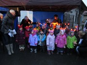 Vystoupení  dětí při rozsvícení stromu na Vlkavě, jarmark